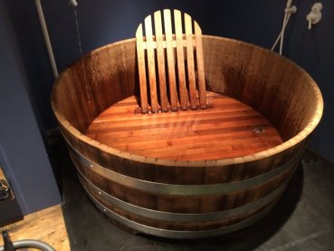 Das Winzer-Bad: Großzügige Rund-Badewanne aus massiver Robinie
